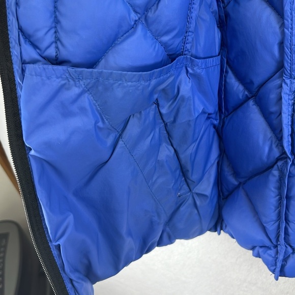 BCBG Generation Down Vest Sz S Black/Blue Front Zip Inside/Outside Pockets EUC - Picture 9 of 13